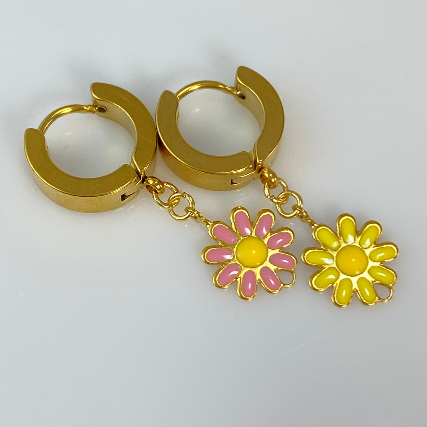 Boucles d'oreilles créoles en acier inoxydable avec fleurs en émail doré