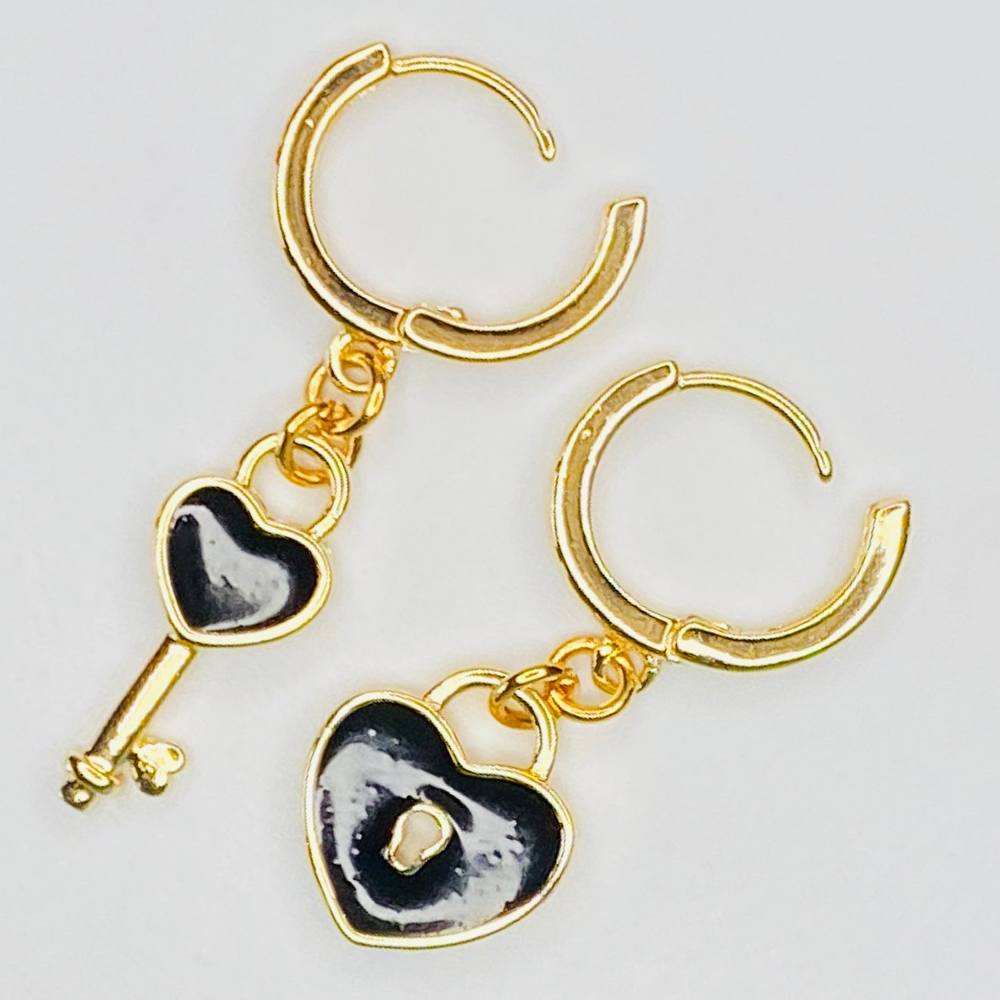 Boucles d'oreilles Huggie en laiton plaqué or 24 carats avec cœur et clé en émail