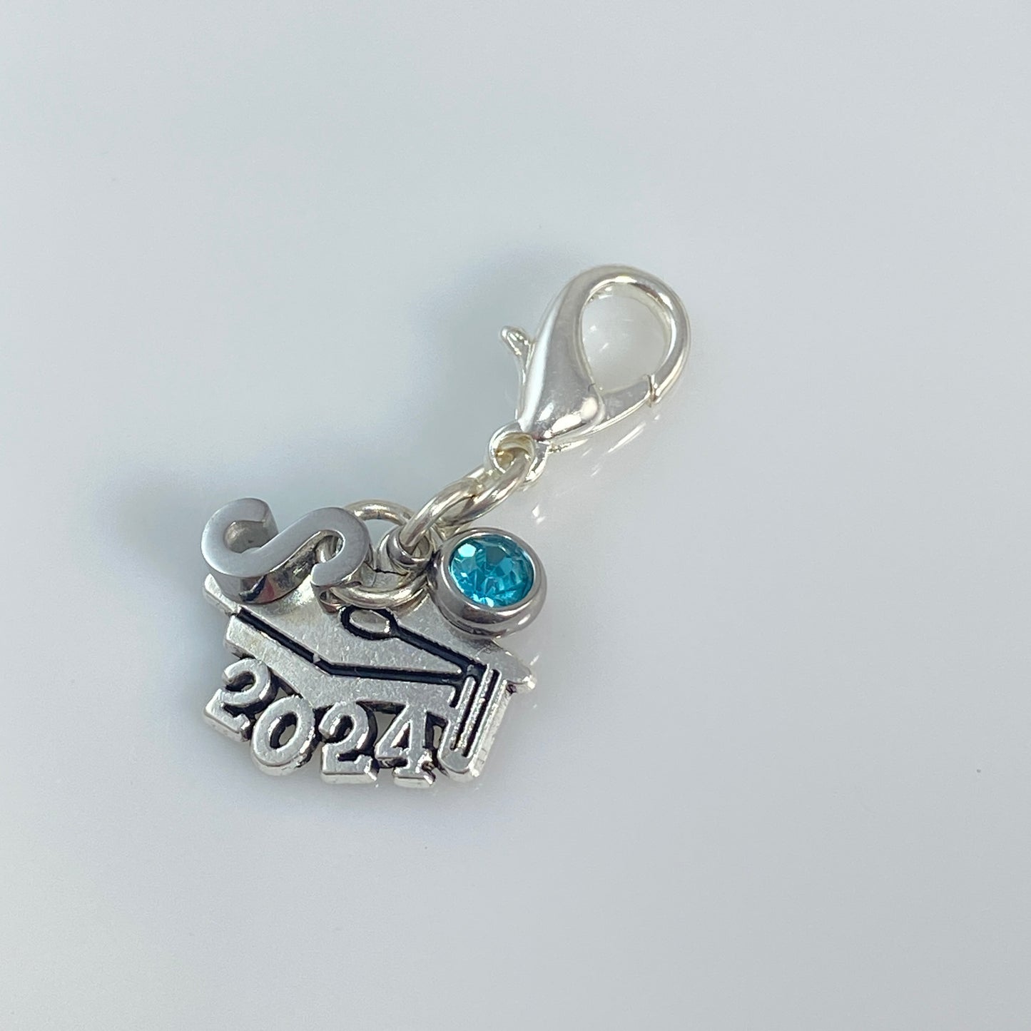 Chapeau de remise de diplôme en argent 2024 et breloque en acier inoxydable avec lettre et pierre de naissance ou collier ou boucles d'oreilles ou porte-clés