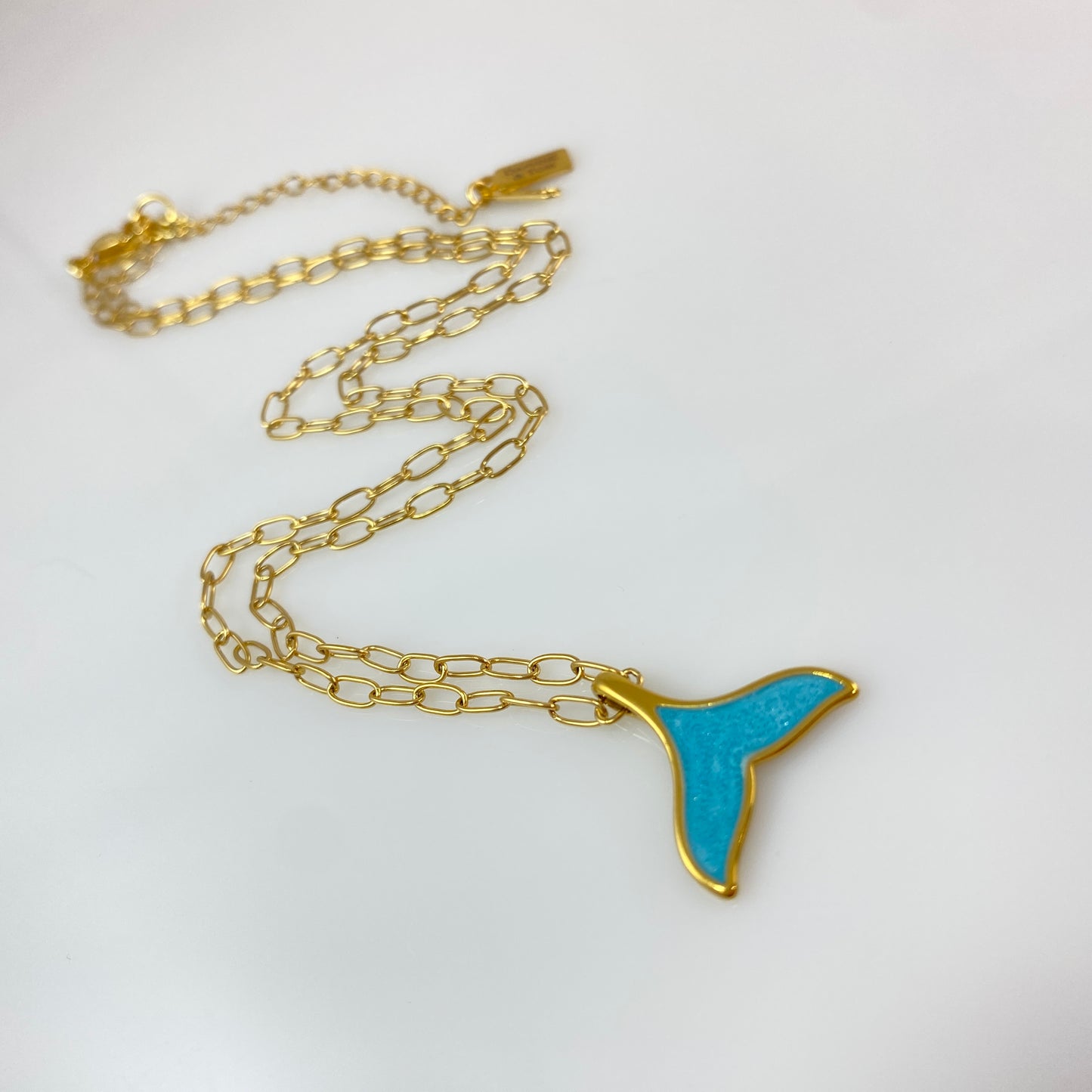 18 kt Gold Plated Enamel Whale Tail Pendant Necklace Paperclip Chain Stainless Steel