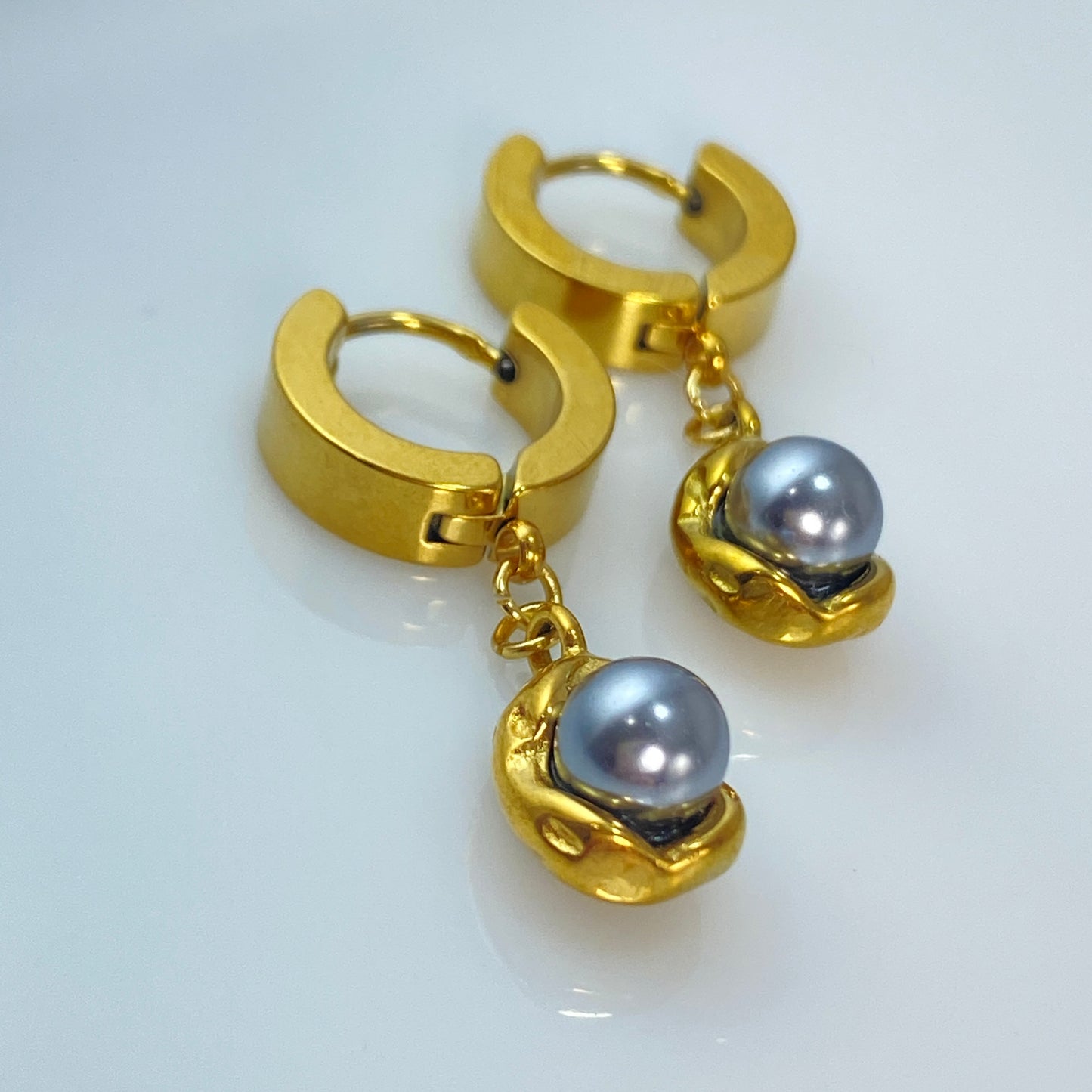 Boucles d'oreilles créoles en acier inoxydable avec perles dans des gousses d'or