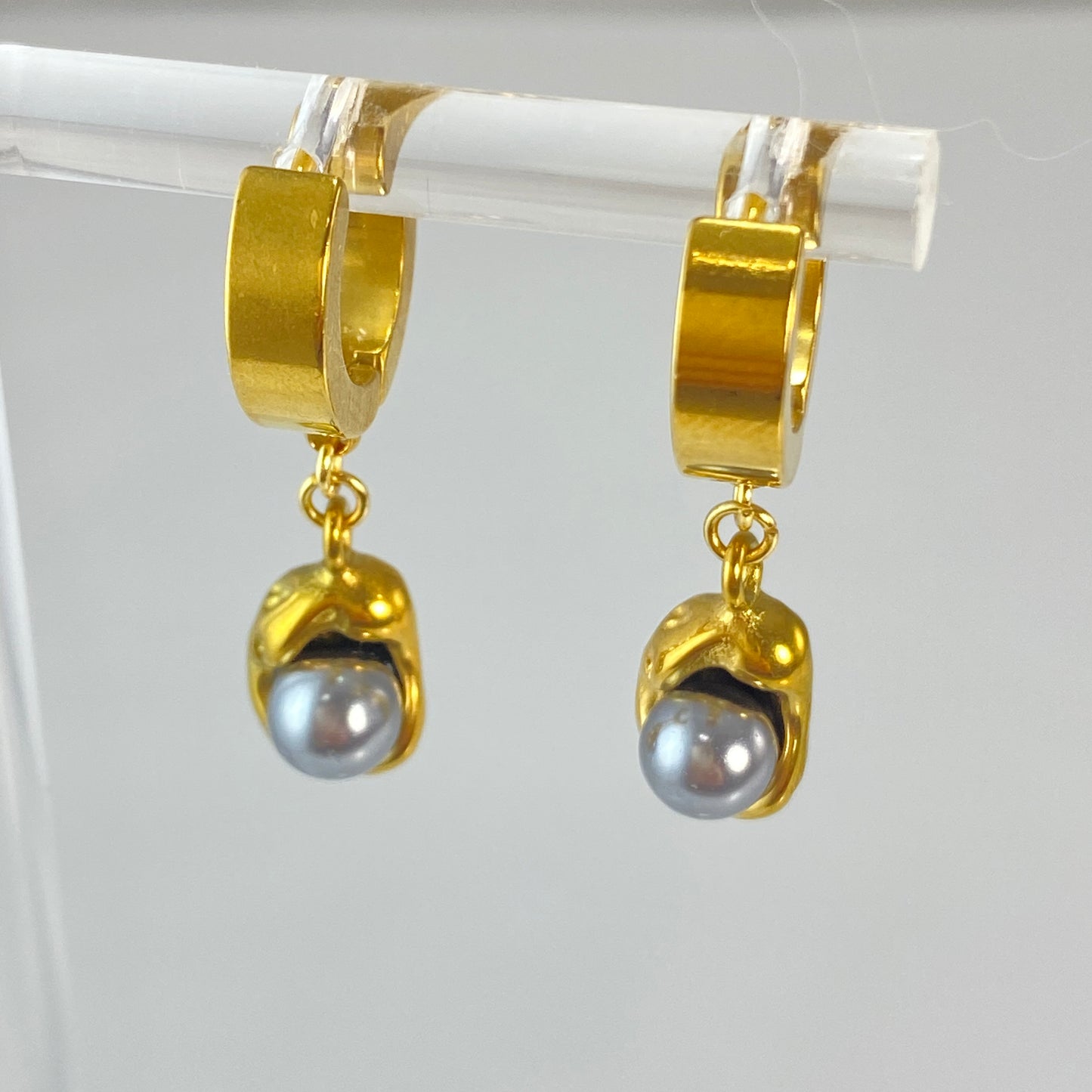 Boucles d'oreilles créoles en acier inoxydable avec perles dans des gousses d'or