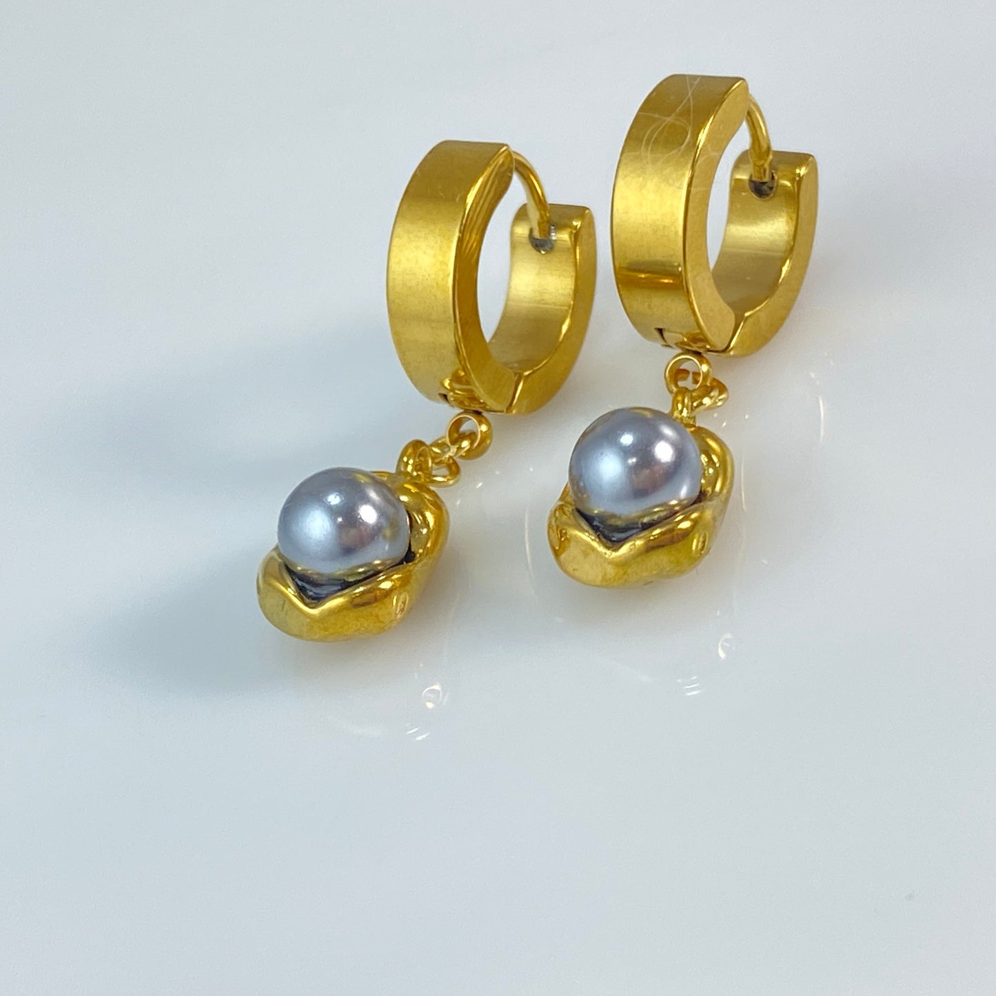 Boucles d'oreilles créoles en acier inoxydable avec perles dans des gousses d'or