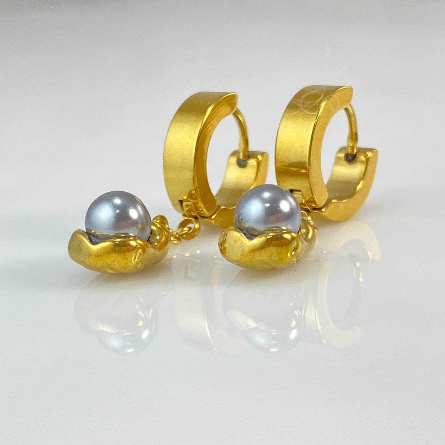 Boucles d'oreilles créoles en acier inoxydable avec perles dans des gousses d'or