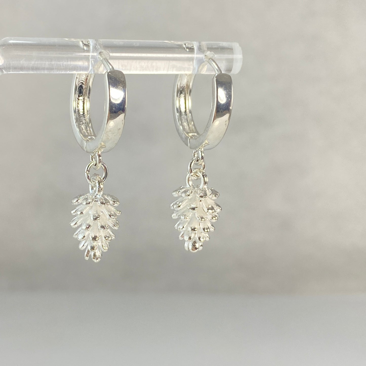 Boucles d'oreilles créoles en laiton plaqué platine avec pommes de pin argentées