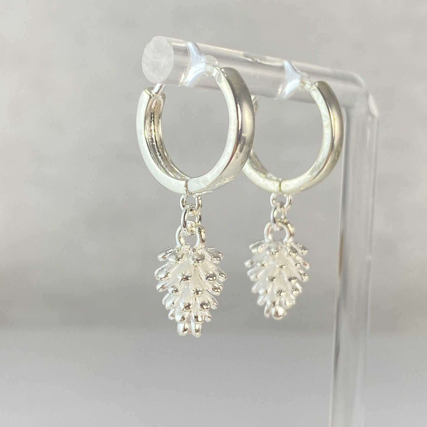 Boucles d'oreilles créoles en laiton plaqué platine avec pommes de pin argentées
