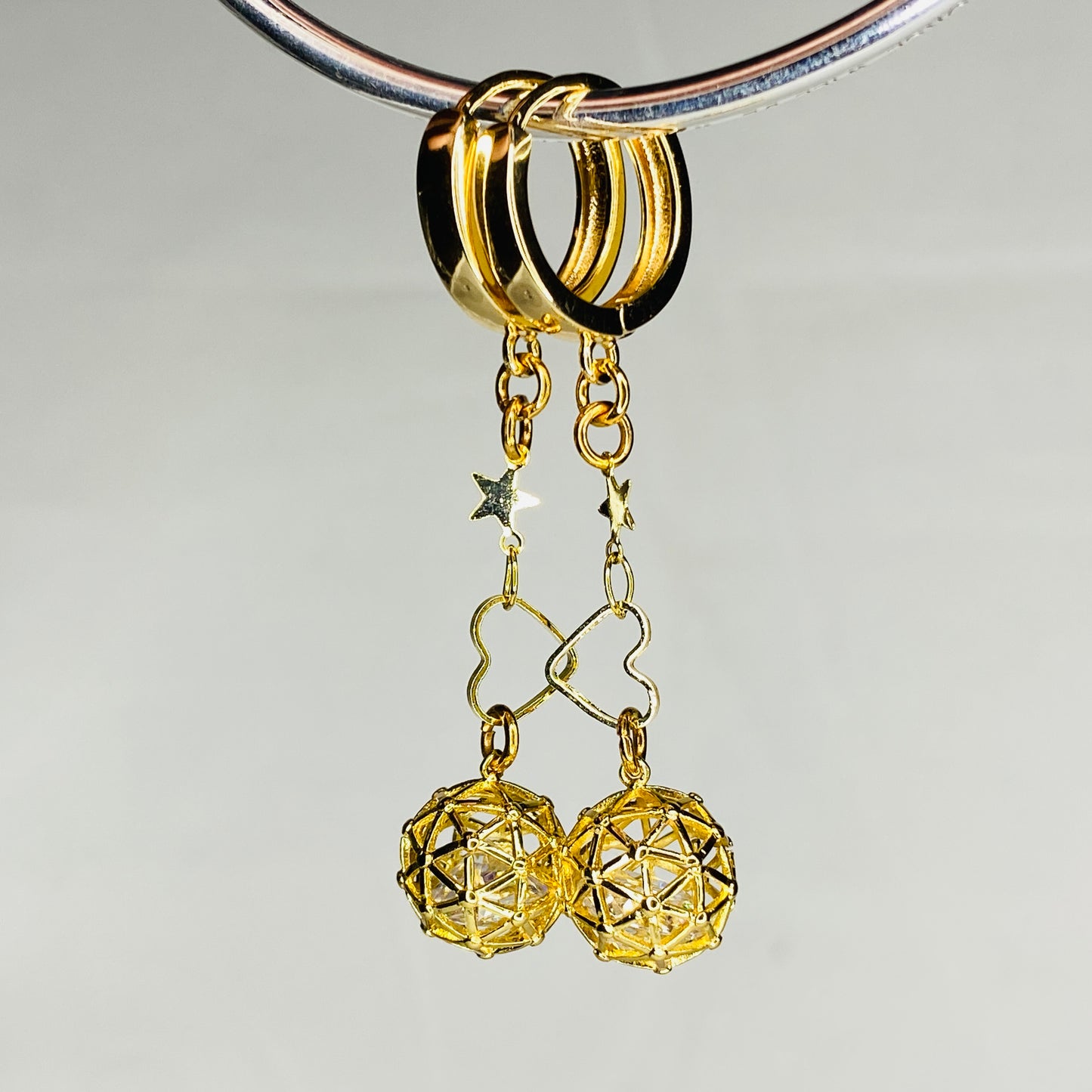 Boucles d'oreilles créoles en laiton plaqué or 24 carats avec boules en pierre de zircone cubique