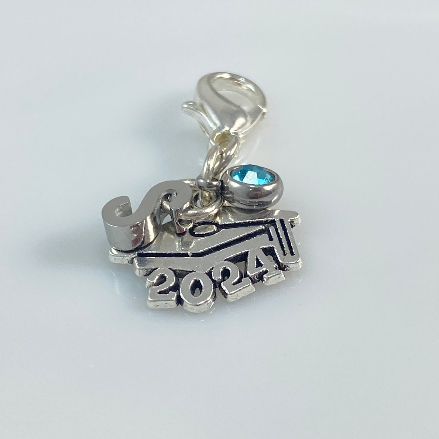 Chapeau de remise de diplôme en argent 2024 et breloque en acier inoxydable avec lettre et pierre de naissance ou collier ou boucles d'oreilles ou porte-clés