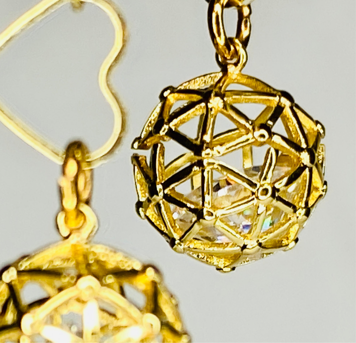Boucles d'oreilles créoles en laiton plaqué or 24 carats avec boules en pierre de zircone cubique
