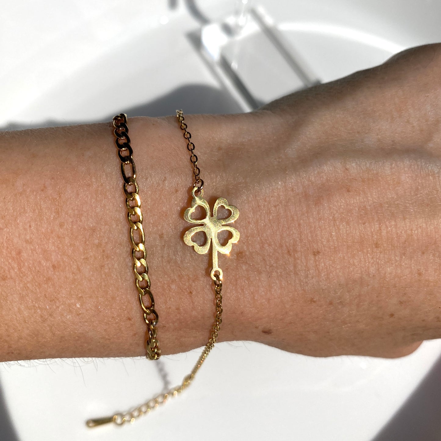 Bracelet à maillons torsadés en acier inoxydable avec breloque en forme de trèfle