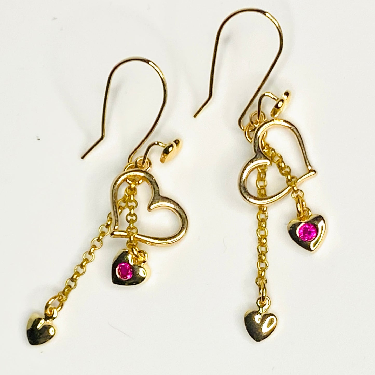 Boucles d'oreilles à crochet en forme de cœur en laiton plaqué or 24 carats avec pierres en zircone cubique