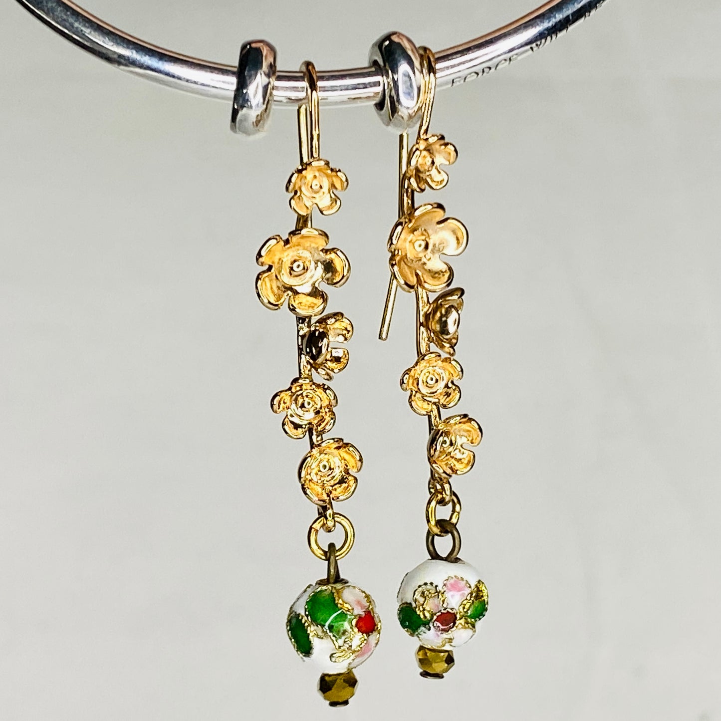 Boucles d'oreilles boule ronde en émail peinte à la main sur crochets en laiton plaqué or 24 carats en forme de fleur de prunier