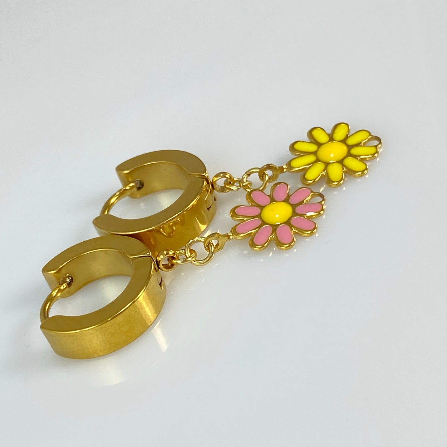 Boucles d'oreilles créoles en acier inoxydable avec fleurs en émail doré