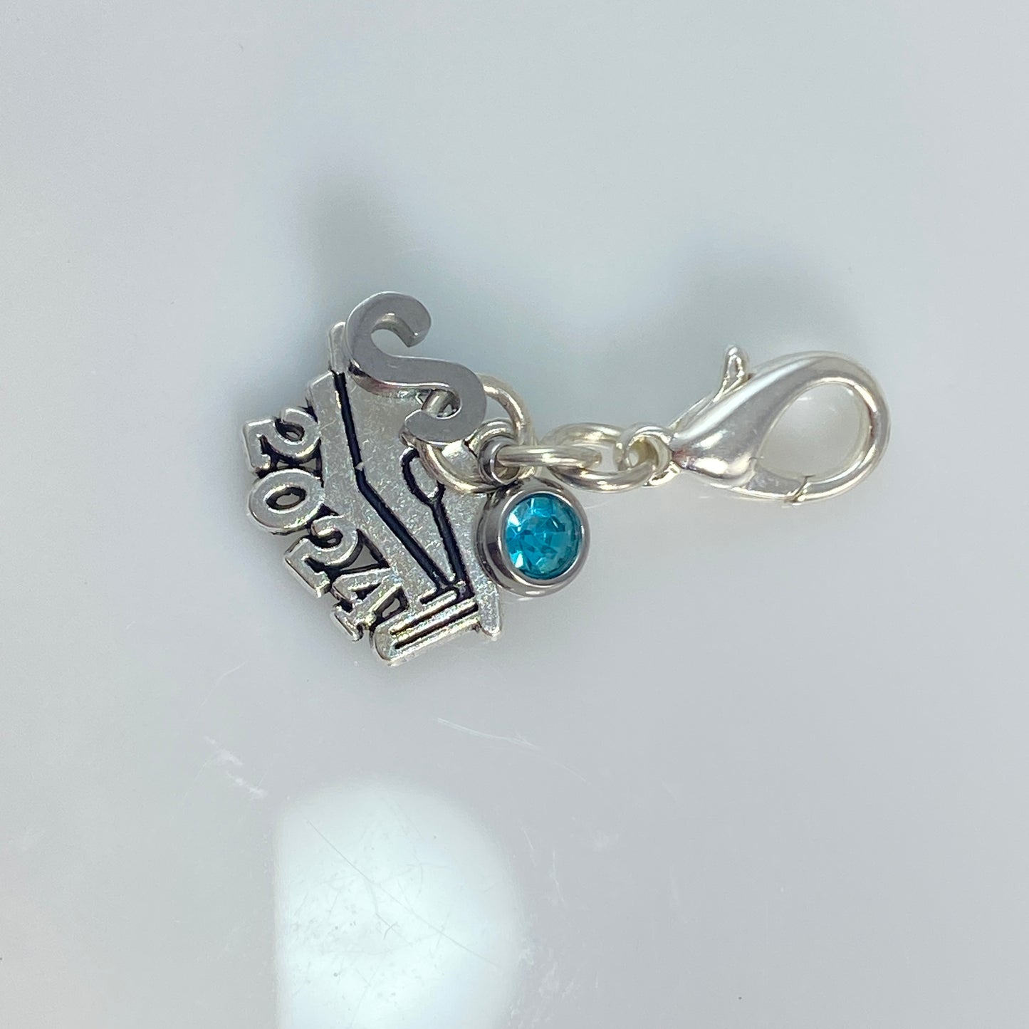 Chapeau de remise de diplôme en argent 2024 et breloque en acier inoxydable avec lettre et pierre de naissance ou collier ou boucles d'oreilles ou porte-clés