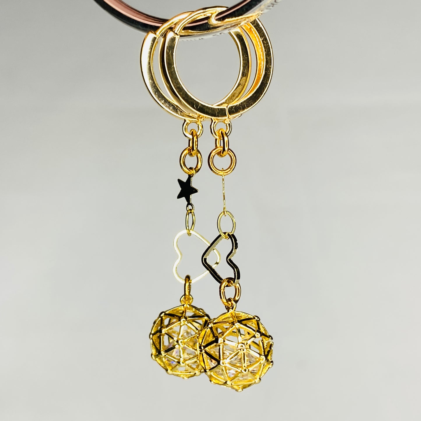 Boucles d'oreilles créoles en laiton plaqué or 24 carats avec boules en pierre de zircone cubique