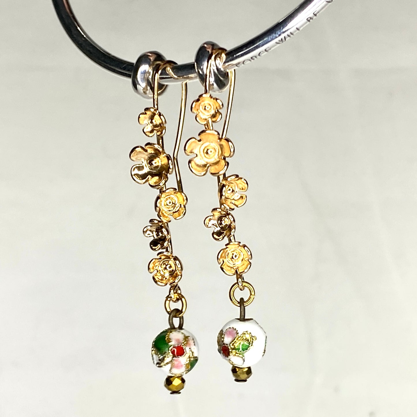 Boucles d'oreilles boule ronde en émail peinte à la main sur crochets en laiton plaqué or 24 carats en forme de fleur de prunier
