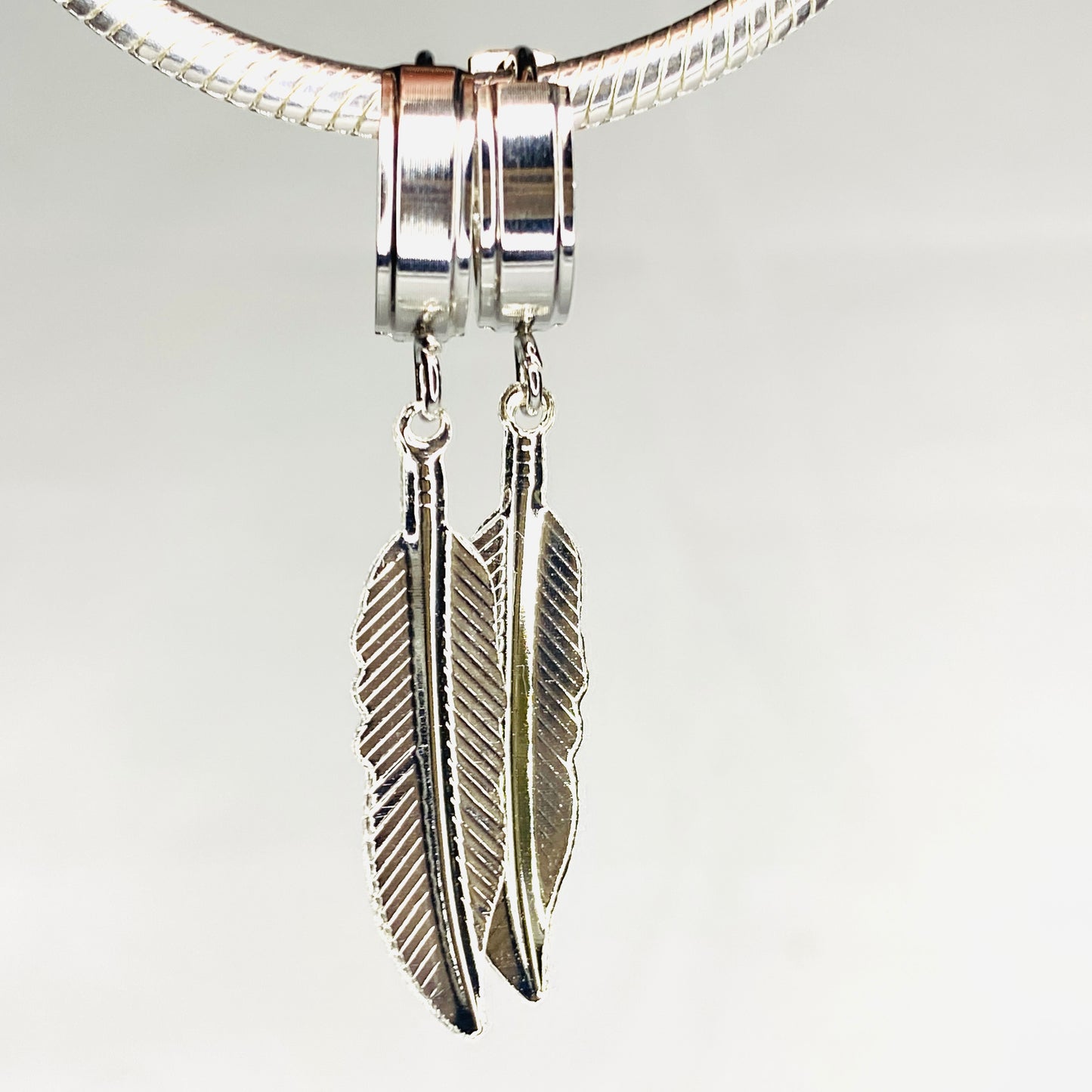 Boucles d'oreilles créoles en acier inoxydable avec plumes