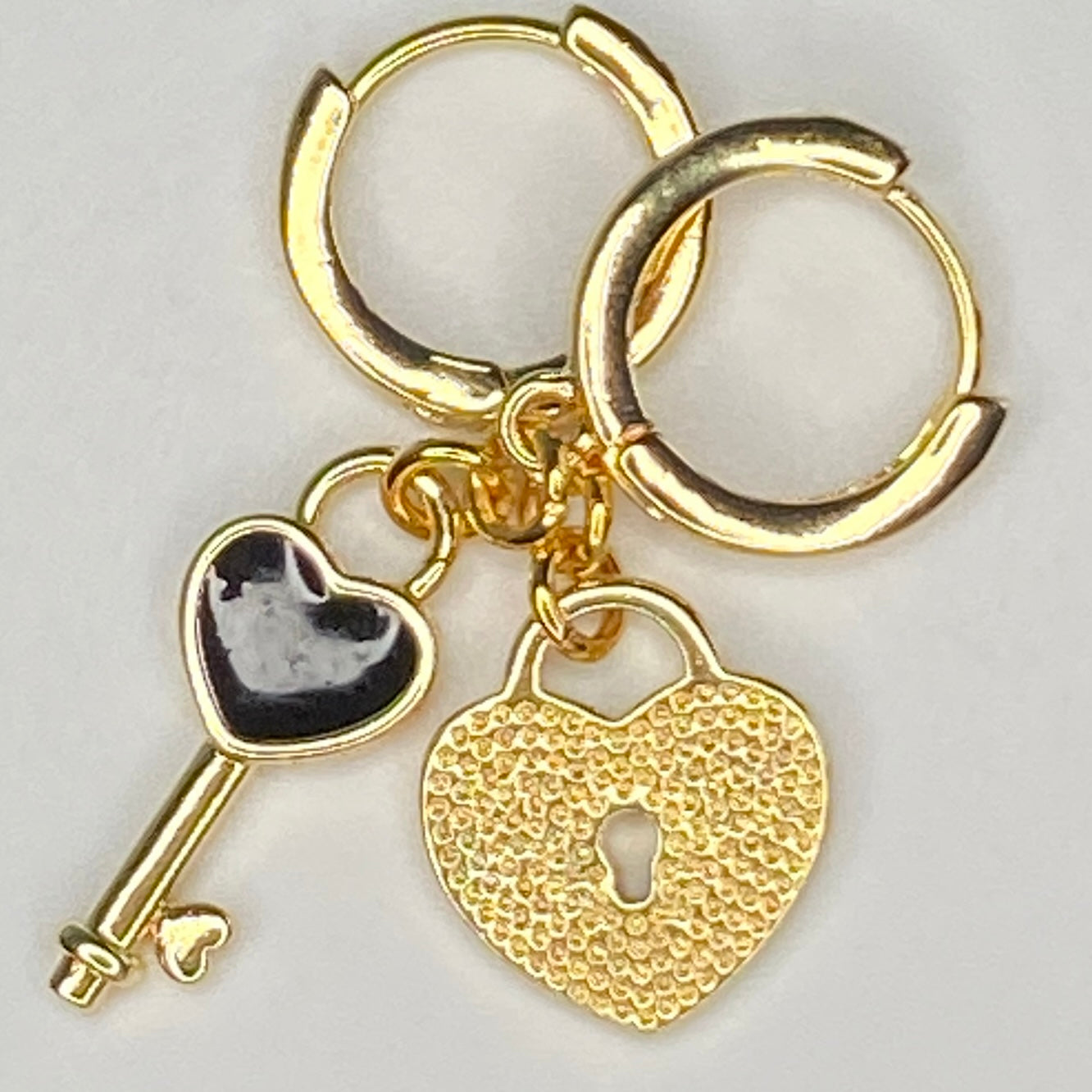 Boucles d'oreilles Huggie en laiton plaqué or 24 carats avec cœur et clé en émail