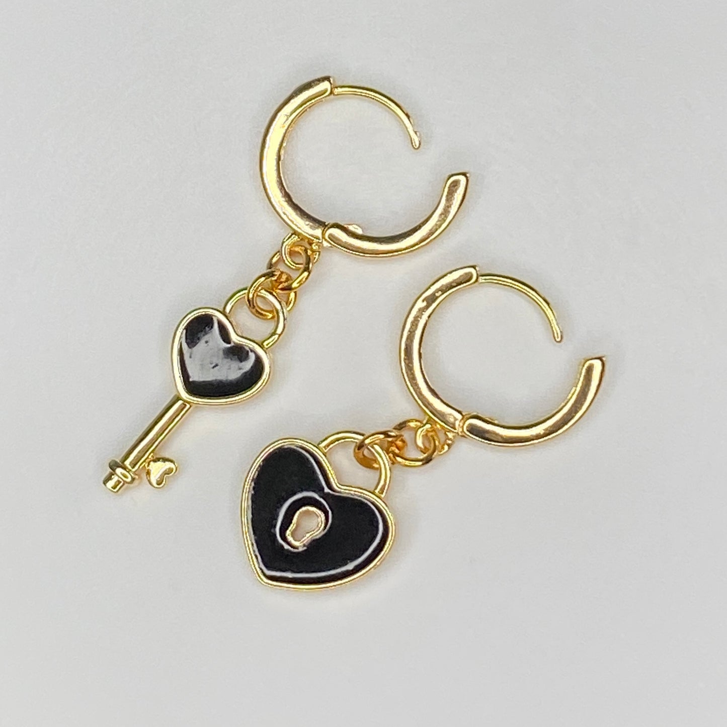 Boucles d'oreilles Huggie en laiton plaqué or 24 carats avec cœur et clé en émail