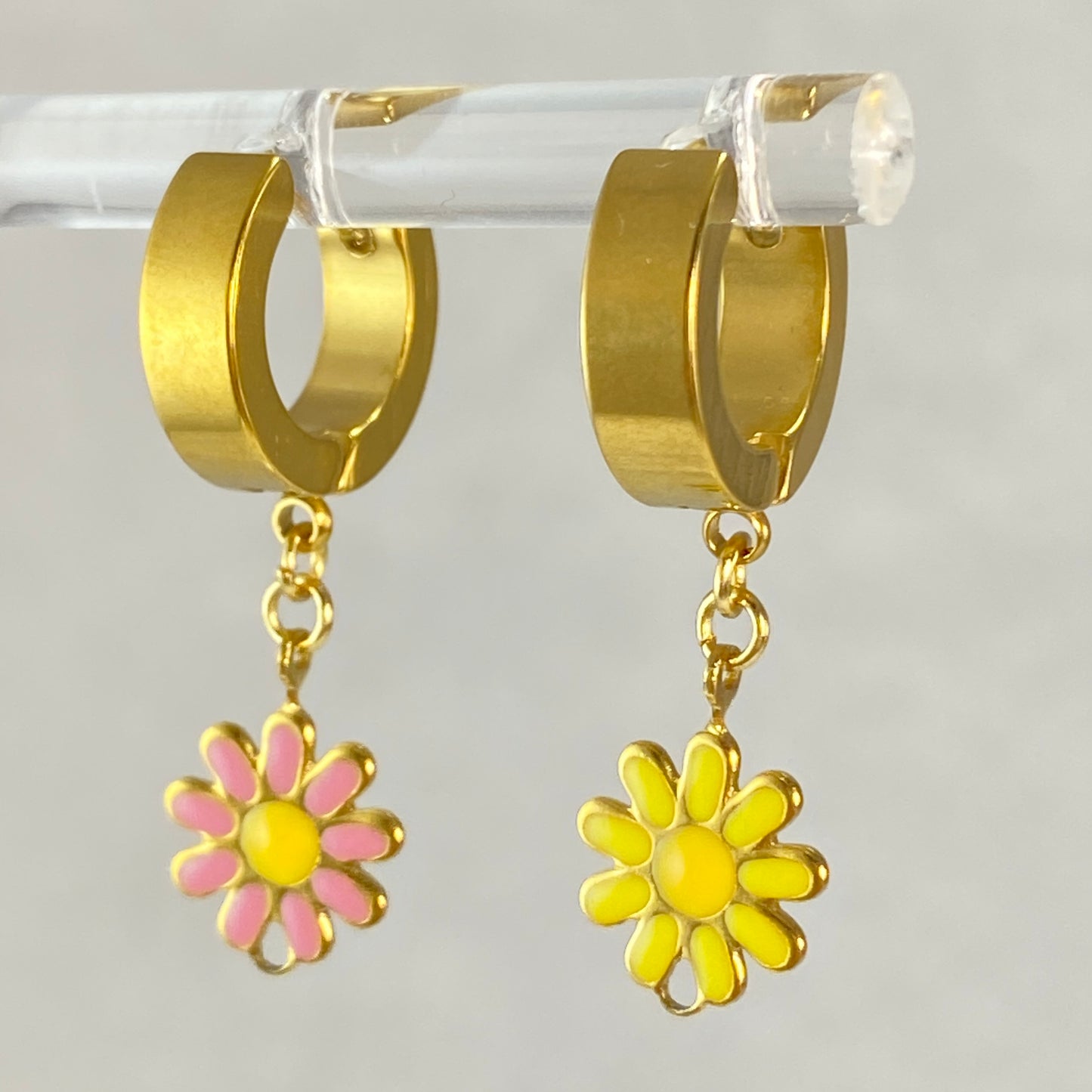 Boucles d'oreilles créoles en acier inoxydable avec fleurs en émail doré