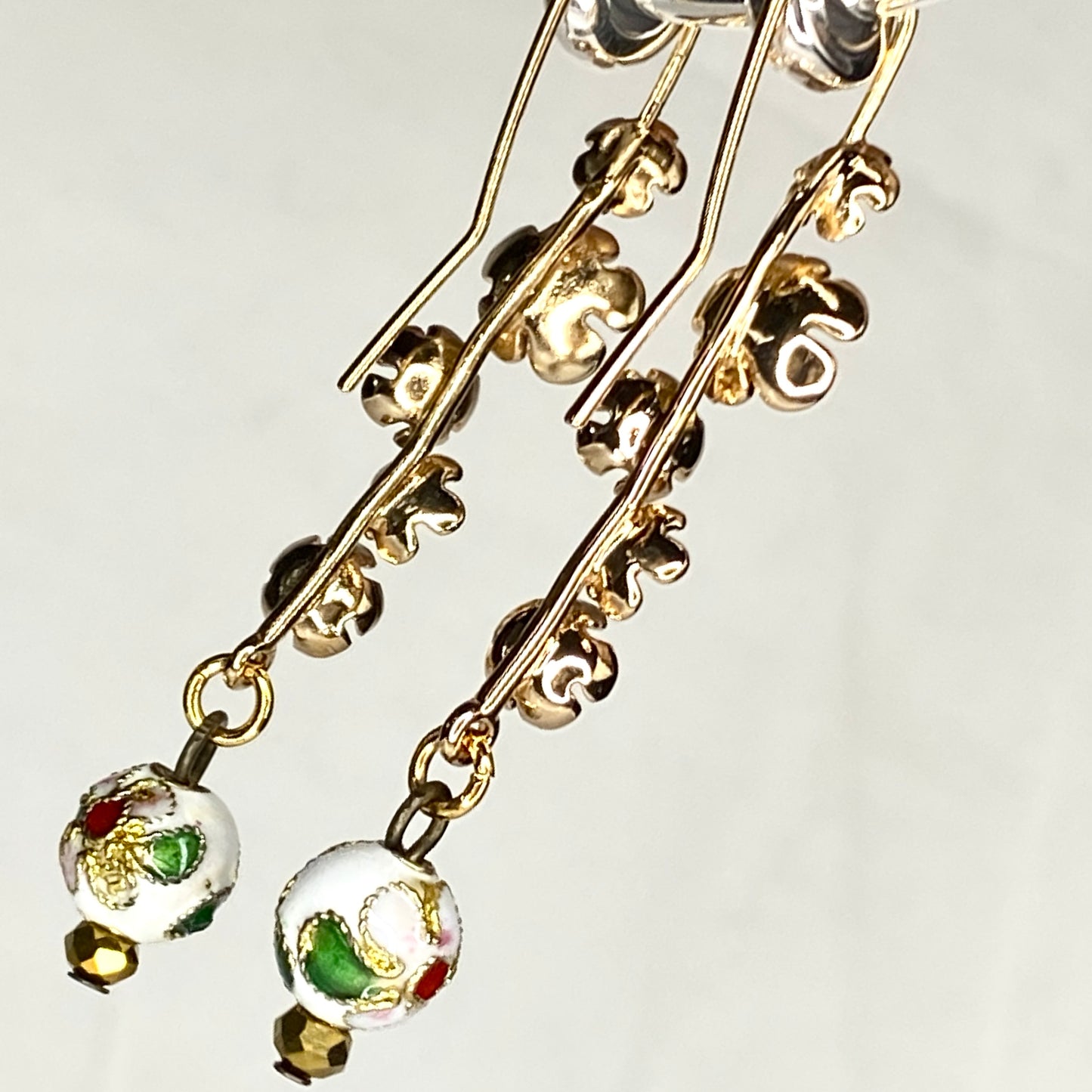 Boucles d'oreilles boule ronde en émail peinte à la main sur crochets en laiton plaqué or 24 carats en forme de fleur de prunier