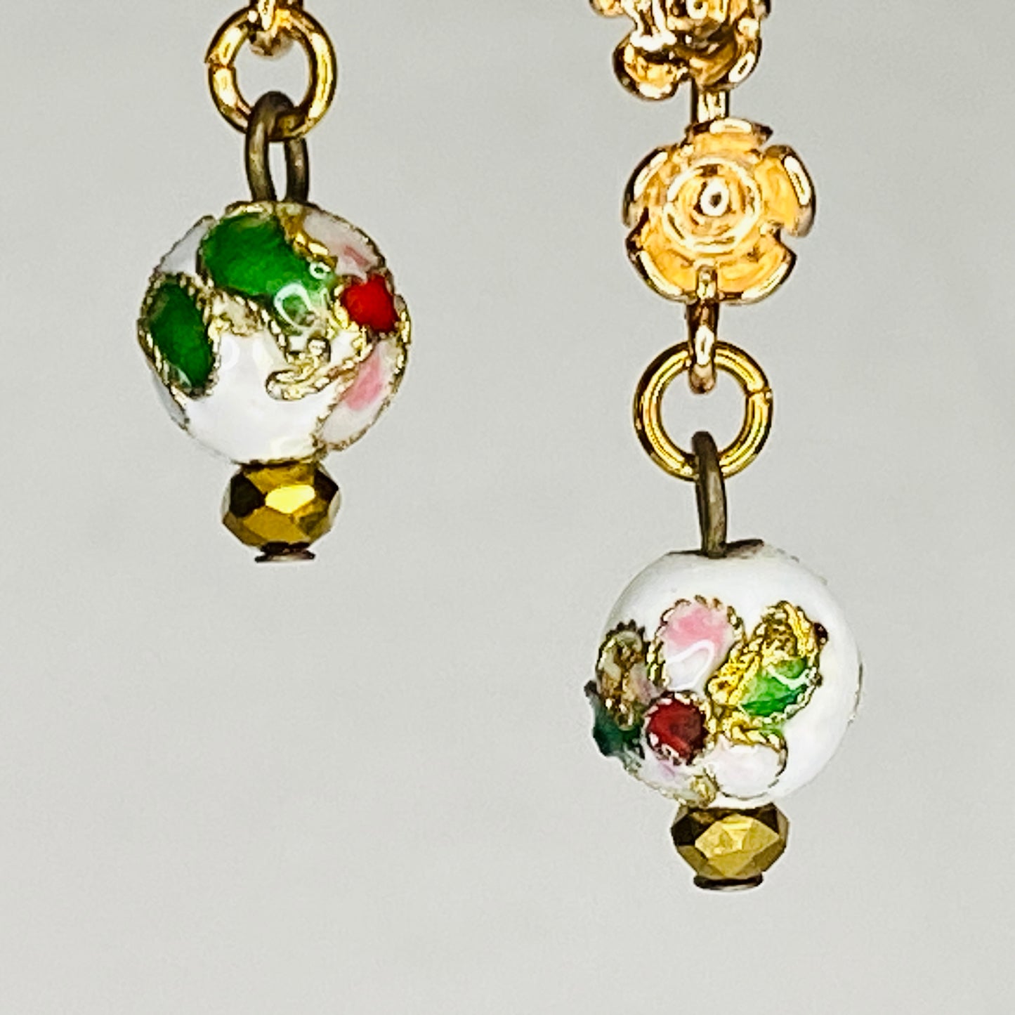 Boucles d'oreilles boule ronde en émail peinte à la main sur crochets en laiton plaqué or 24 carats en forme de fleur de prunier