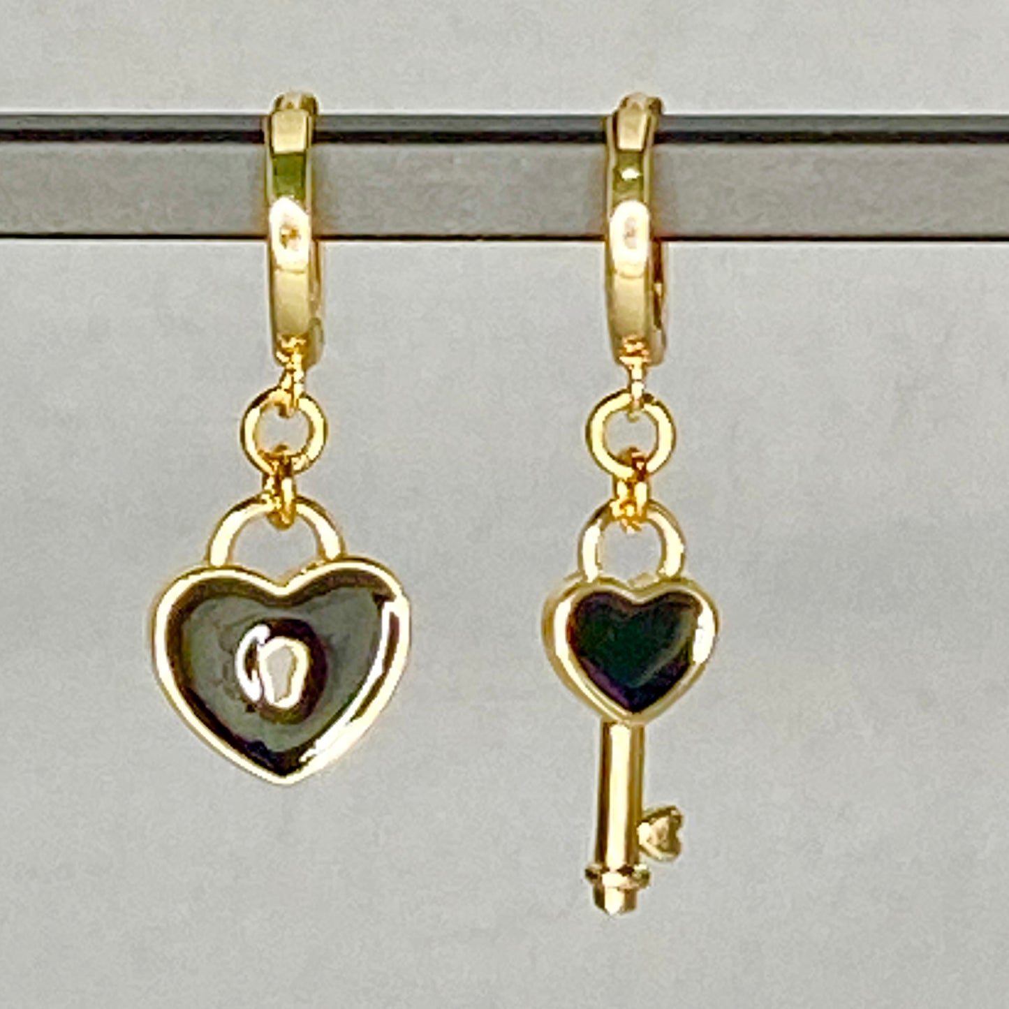 Boucles d'oreilles Huggie en laiton plaqué or 24 carats avec cœur et clé en émail