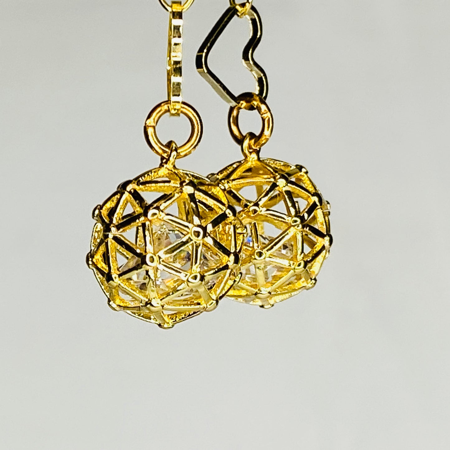 Boucles d'oreilles créoles en laiton plaqué or 24 carats avec boules en pierre de zircone cubique