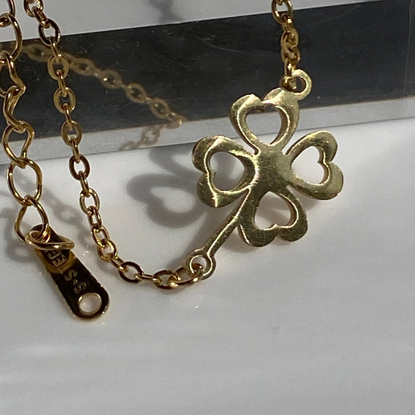 Bracelet à maillons torsadés en acier inoxydable avec breloque en forme de trèfle