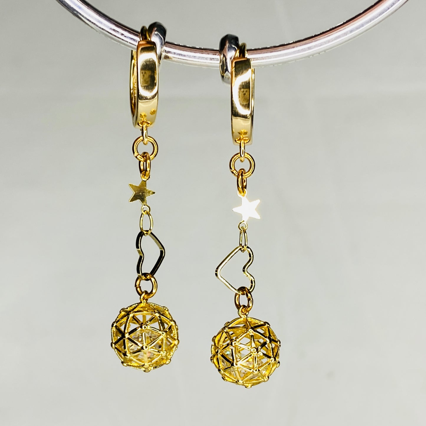 Boucles d'oreilles créoles en laiton plaqué or 24 carats avec boules en pierre de zircone cubique