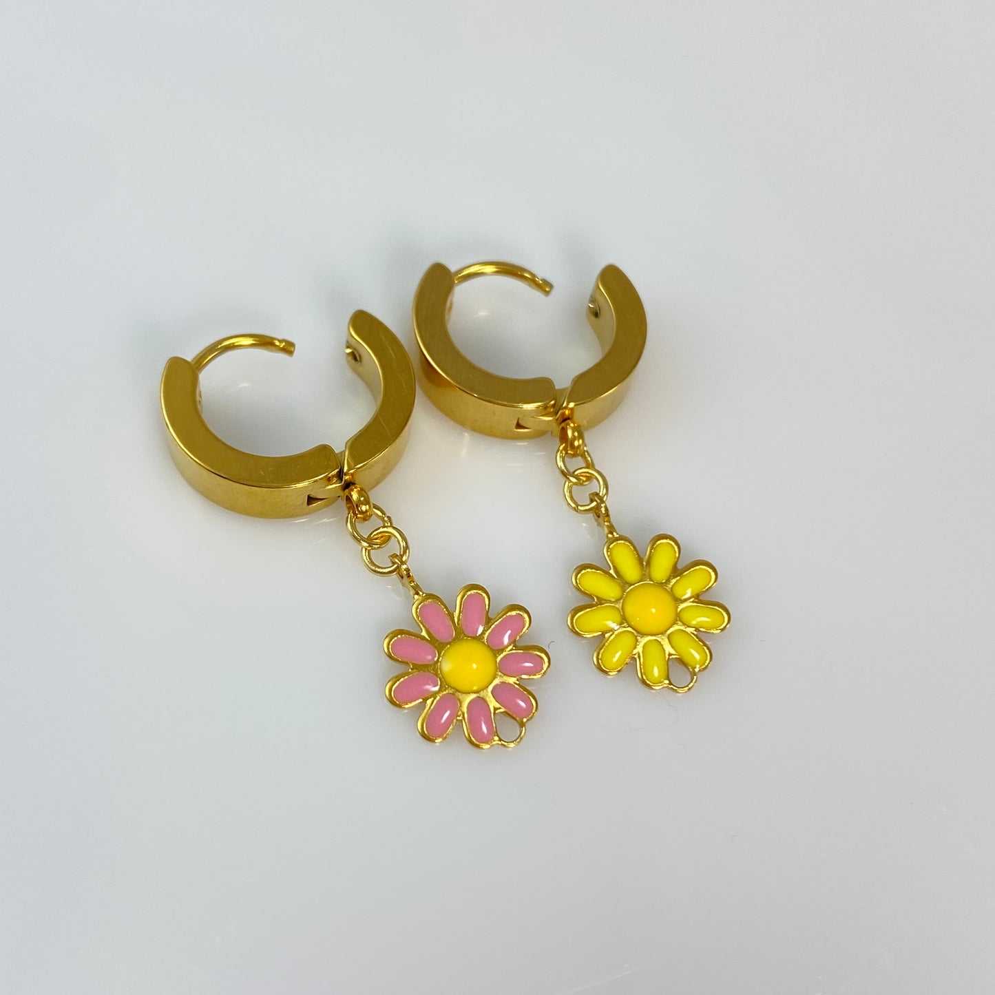 Boucles d'oreilles créoles en acier inoxydable avec fleurs en émail doré