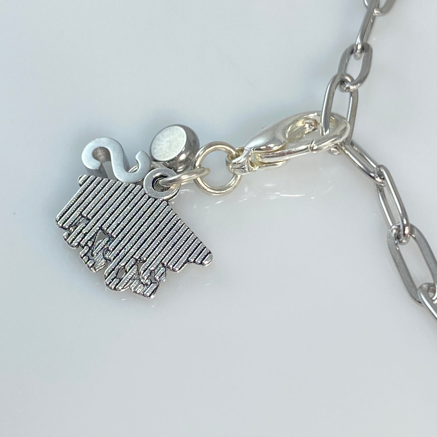 Chapeau de remise de diplôme en argent 2024 et breloque en acier inoxydable avec lettre et pierre de naissance ou collier ou boucles d'oreilles ou porte-clés