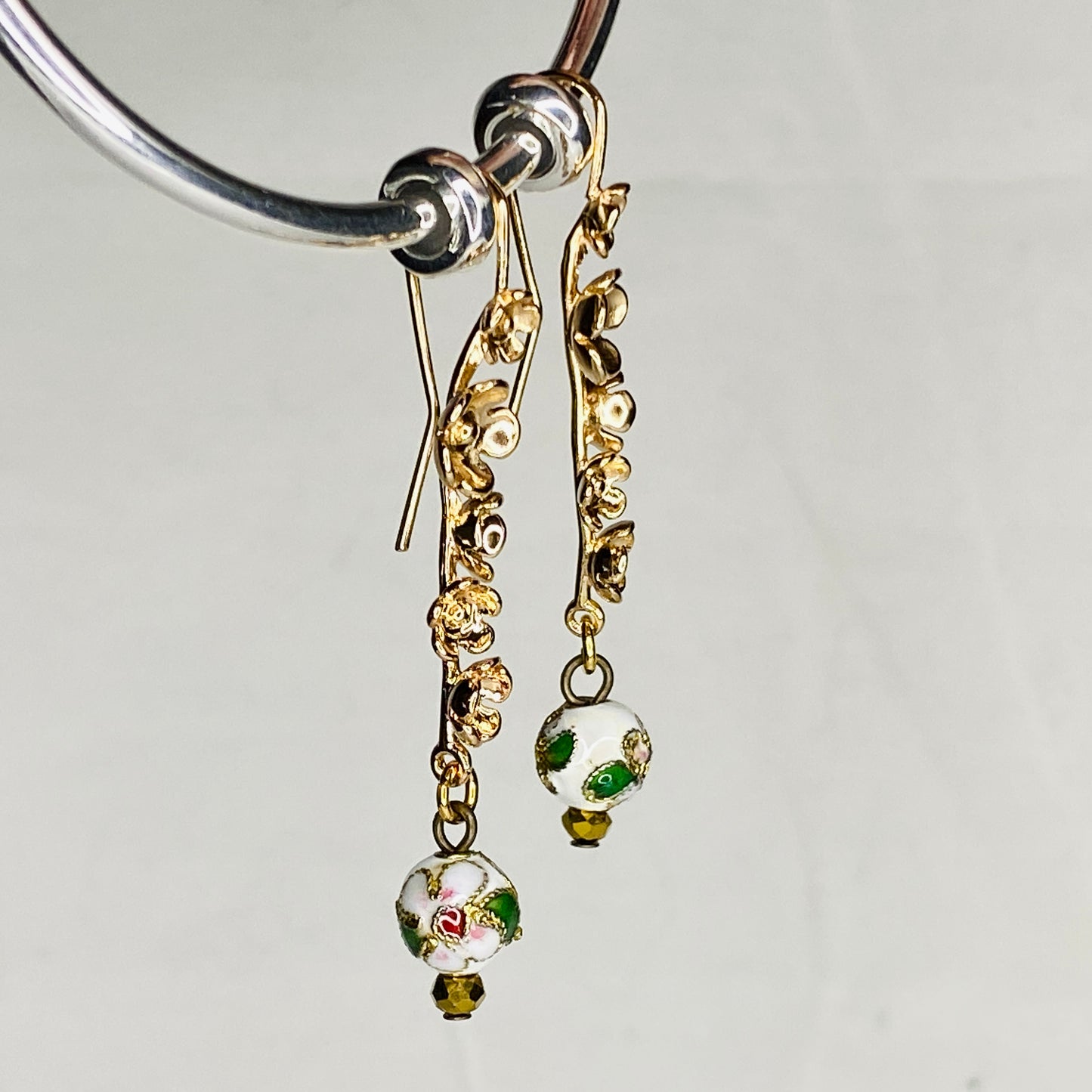 Boucles d'oreilles boule ronde en émail peinte à la main sur crochets en laiton plaqué or 24 carats en forme de fleur de prunier