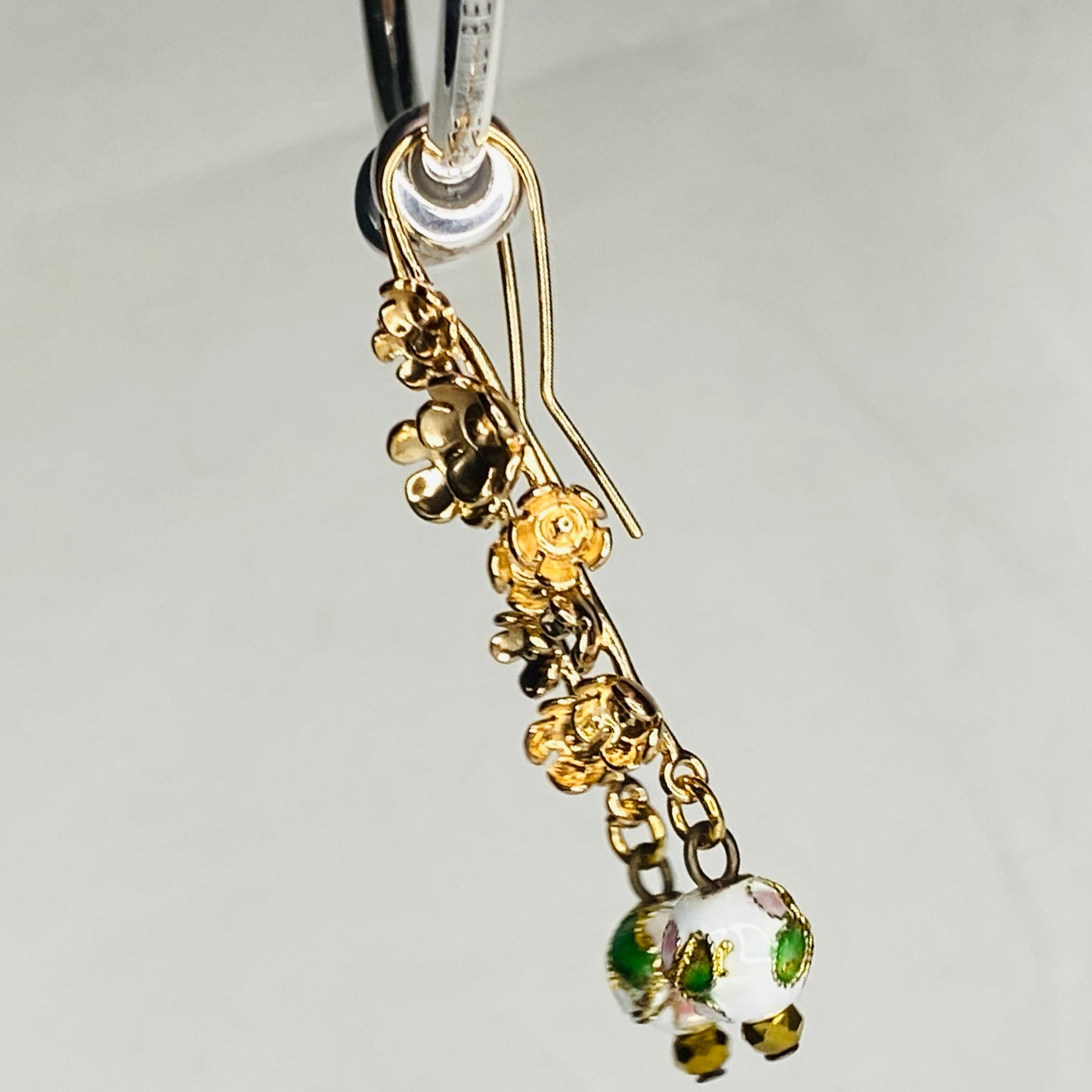 Boucles d'oreilles boule ronde en émail peinte à la main sur crochets en laiton plaqué or 24 carats en forme de fleur de prunier