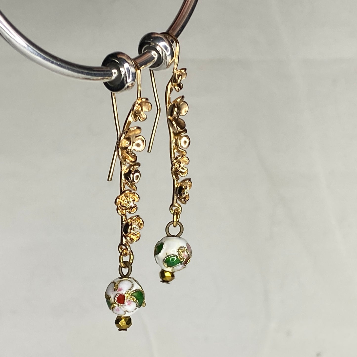 Boucles d'oreilles boule ronde en émail peinte à la main sur crochets en laiton plaqué or 24 carats en forme de fleur de prunier