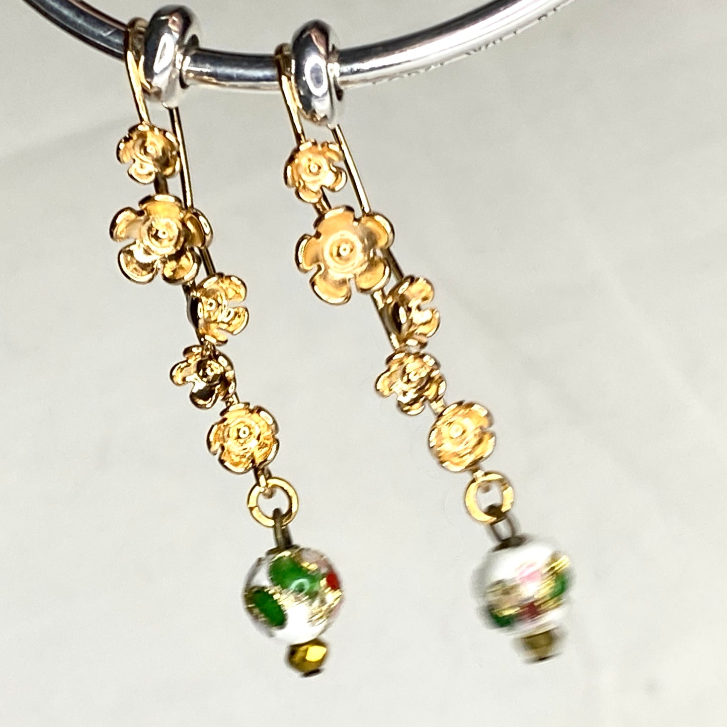 Boucles d'oreilles boule ronde en émail peinte à la main sur crochets en laiton plaqué or 24 carats en forme de fleur de prunier