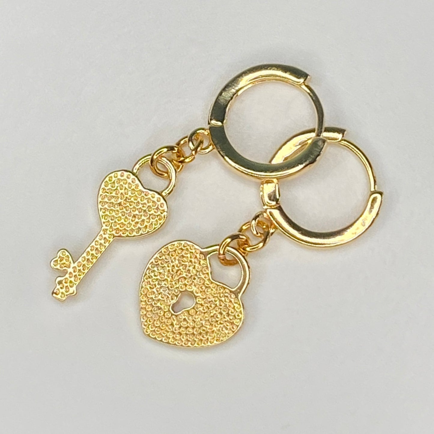 Boucles d'oreilles Huggie en laiton plaqué or 24 carats avec cœur et clé en émail