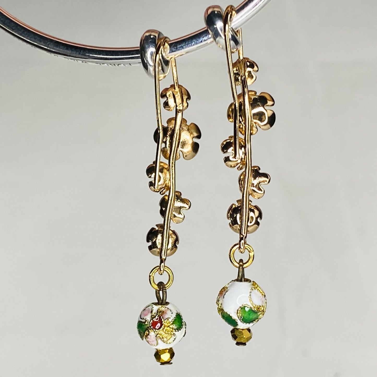 Boucles d'oreilles boule ronde en émail peinte à la main sur crochets en laiton plaqué or 24 carats en forme de fleur de prunier