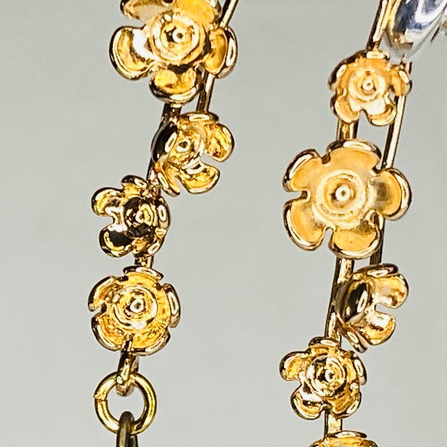 Boucles d'oreilles boule ronde en émail peinte à la main sur crochets en laiton plaqué or 24 carats en forme de fleur de prunier