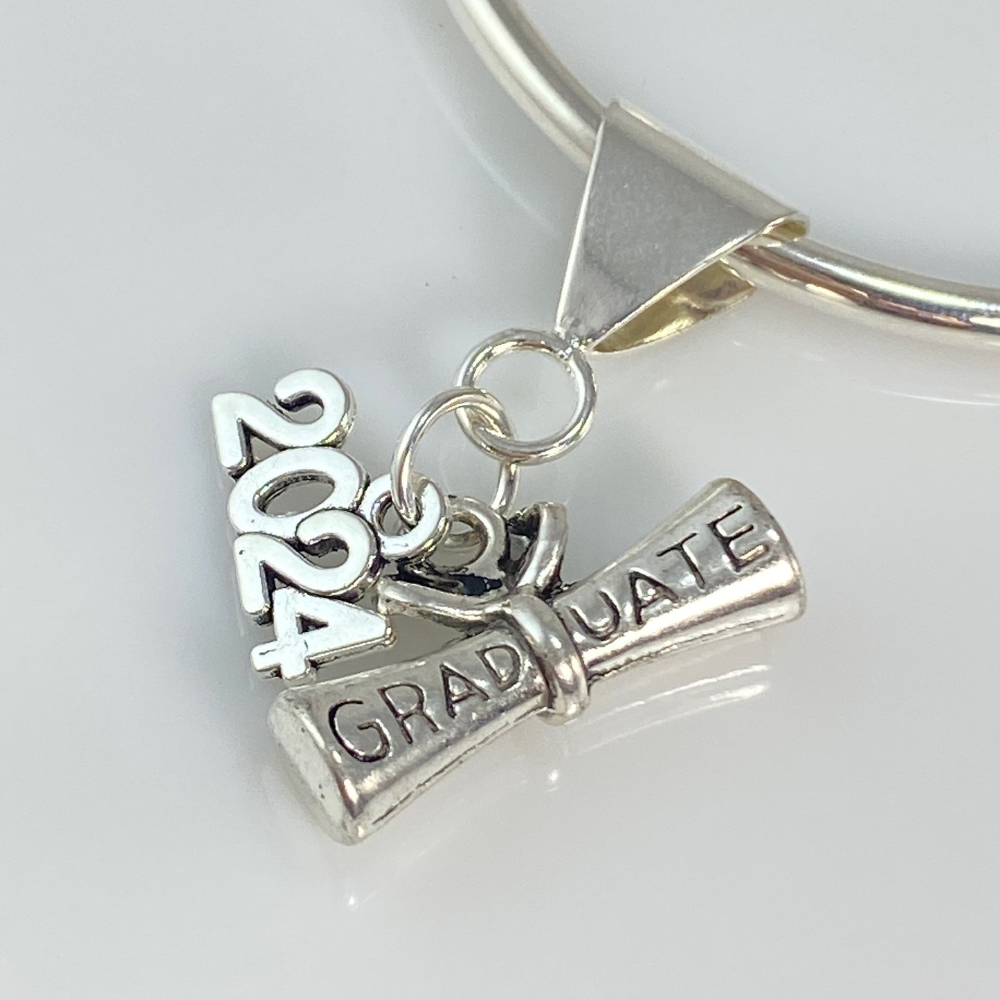 Breloque ou collier ou boucles d'oreilles ou porte-clés de remise de diplôme en argent 2024