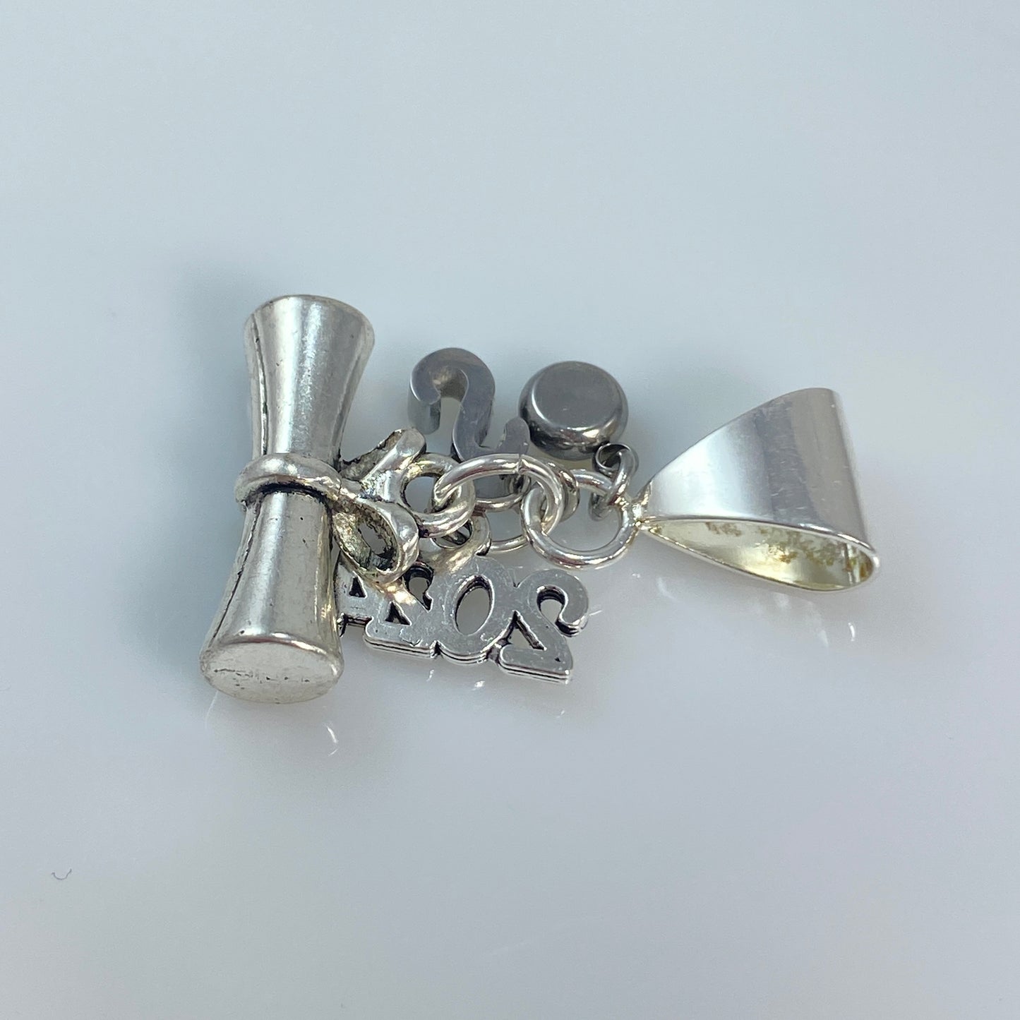 Breloque ou collier ou boucles d'oreilles ou porte-clés de remise de diplôme en argent 2024