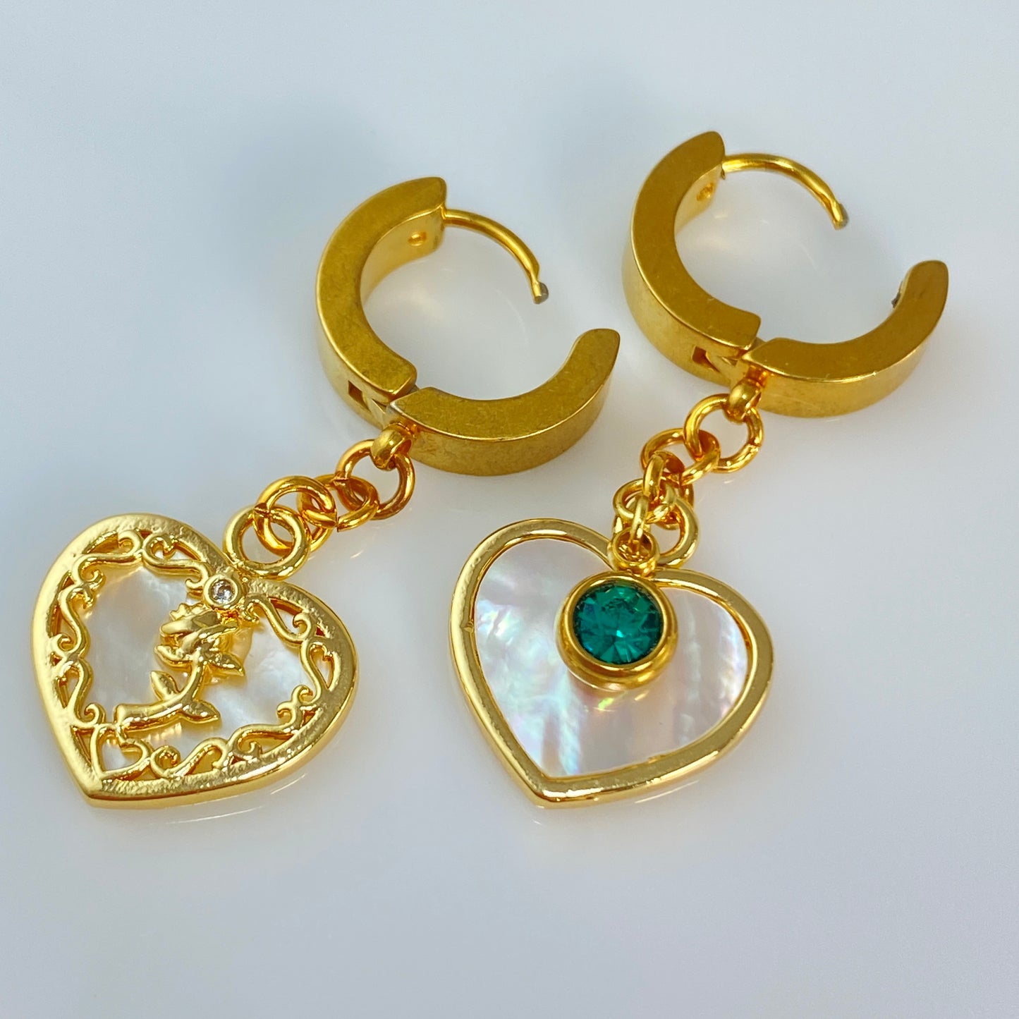 Boucles d'oreilles créoles en acier inoxydable avec cœurs en nacre