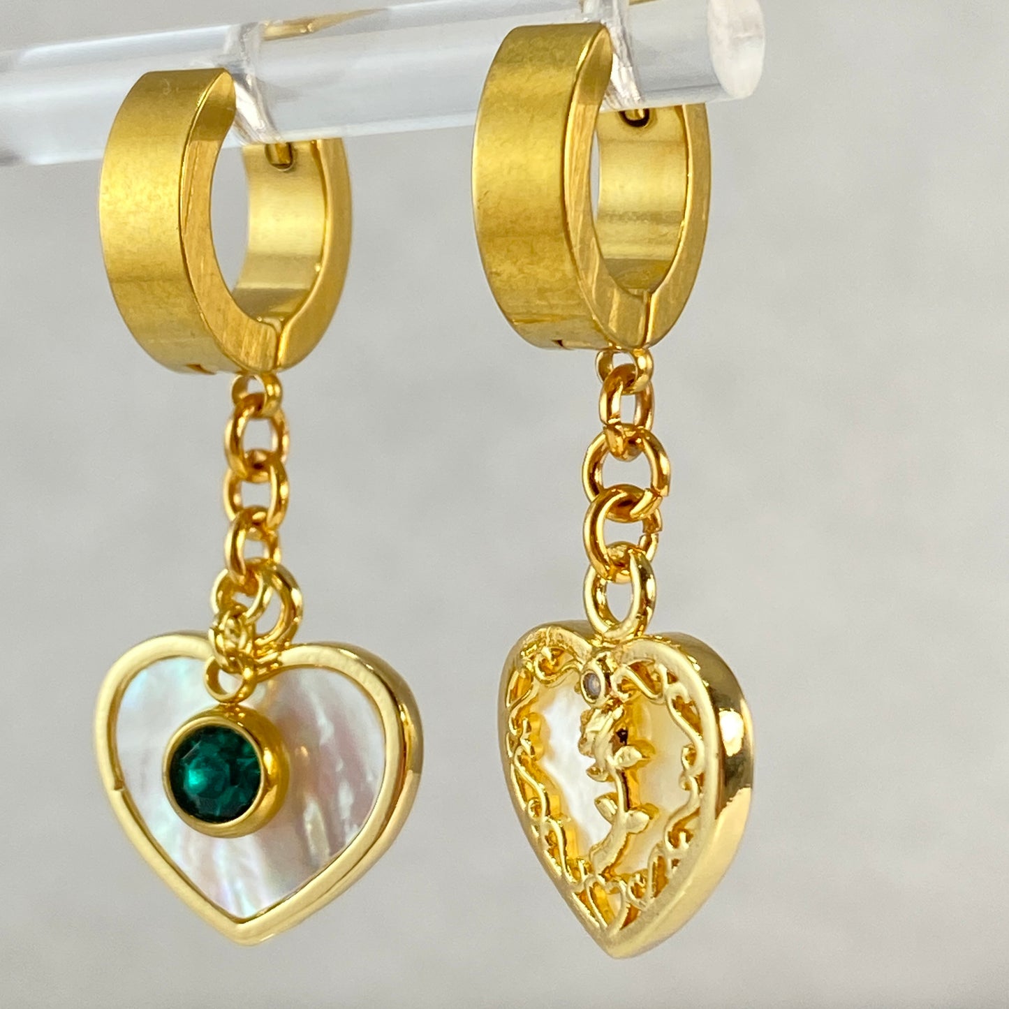 Boucles d'oreilles créoles en acier inoxydable avec cœurs en nacre