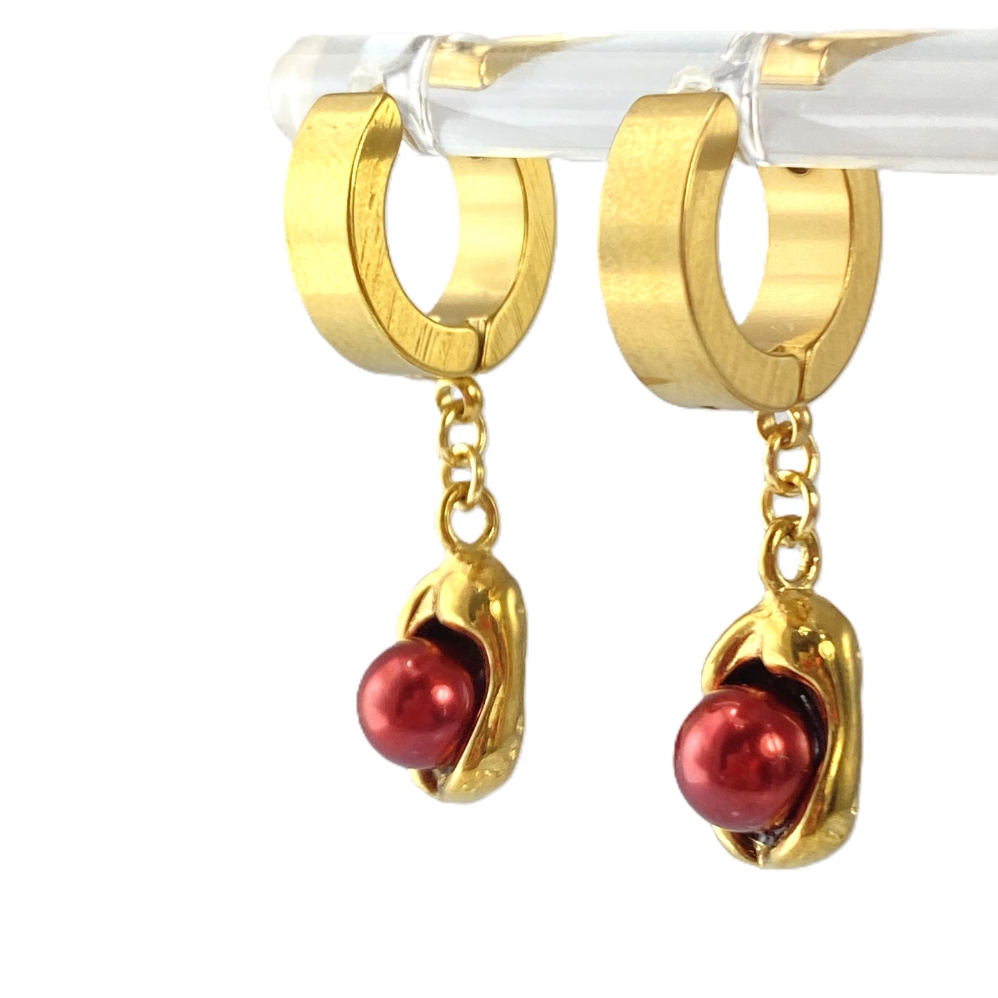 Boucles d'oreilles créoles en acier inoxydable avec perles dans des gousses d'or