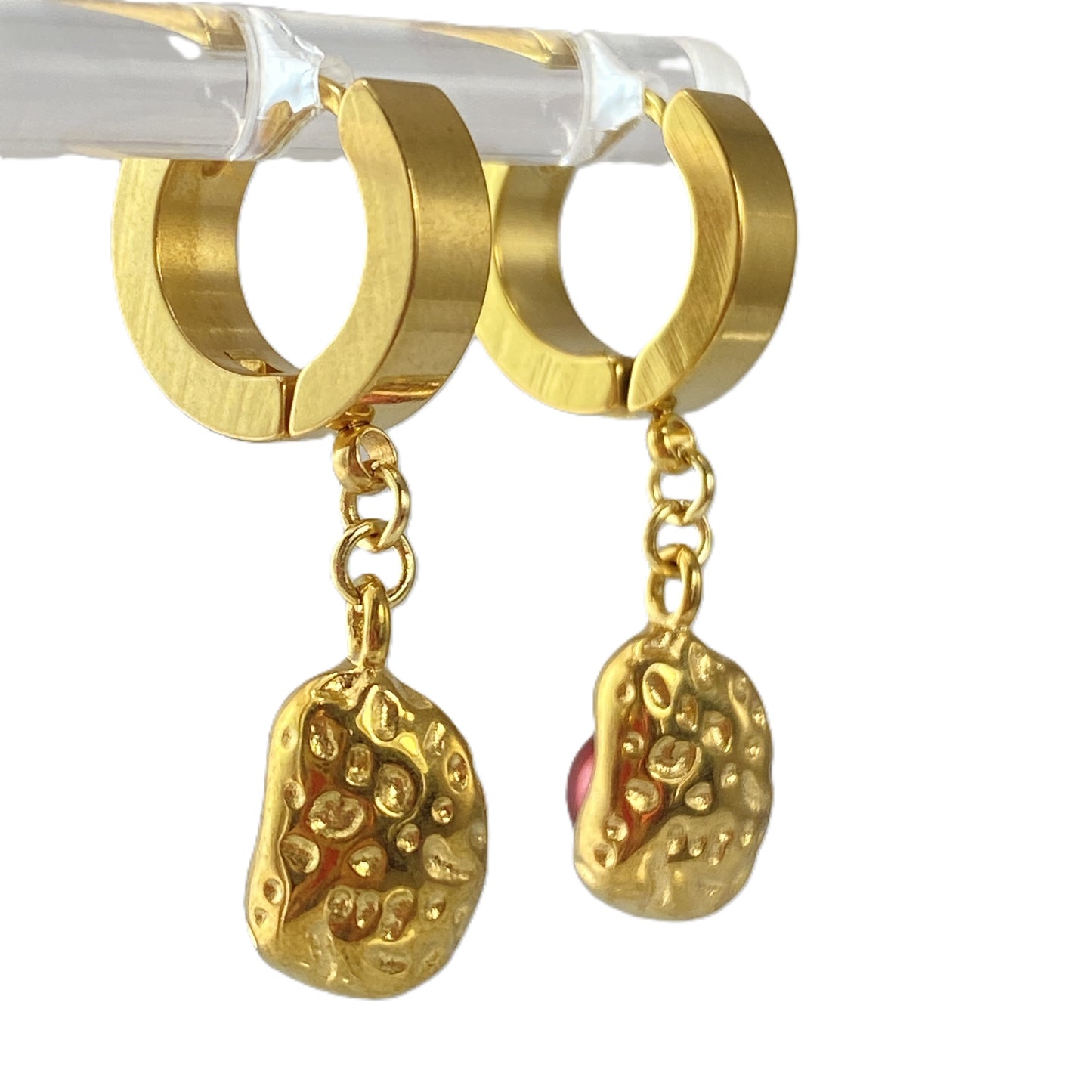 Boucles d'oreilles créoles en acier inoxydable avec perles dans des gousses d'or