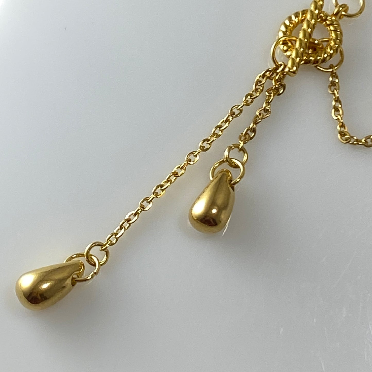 Teardrop Cable Chain Necklace Detail