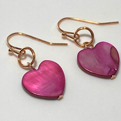 Boucles d'oreilles en forme de cœur en nacre sur fils plaqués or rose