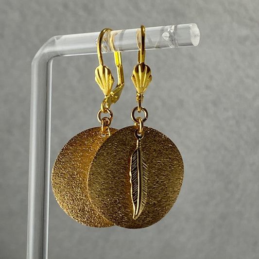 Boucles d'oreilles à crochet en laiton plaqué or avec plumes et disques