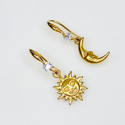 Boucles d'oreilles crochet soleil et lune plaquées or 18 carats