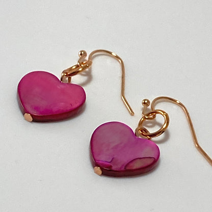 Boucles d'oreilles en forme de cœur en nacre sur fils plaqués or rose